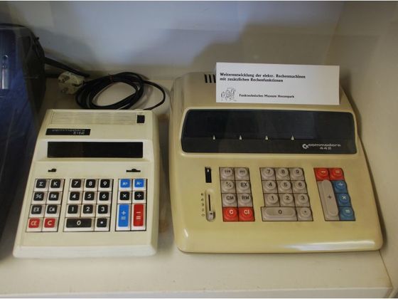 Zwei Tischrechner von Commodore