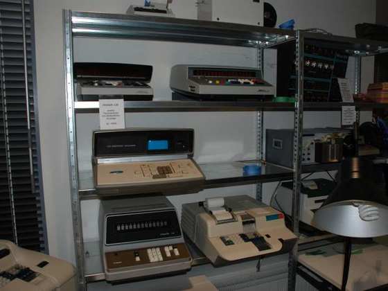 Diverse Tischrechner, u.a. unten rechts der erste Desktop-Computer der Welt: Olivetti Programma 1o1