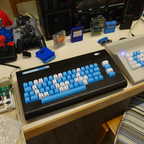 2025-03-071 - HomeCon 83 - C64 mit blau-weissen Tasten
