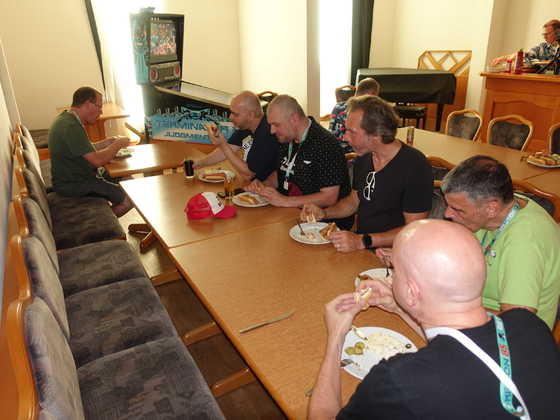 2025-08-070 - HomeCon 85, Retrolution 2025 - Hot-Dog-Abendessen