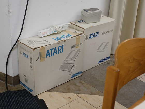 2026-01-005 - HomeCon 87 - Kisten Atari Mega ST 2 und Megafile 60