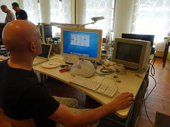 2026-07-014 - HainCon 13 - Guido mit Lampen-iMac