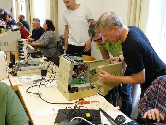 2025-11-032 - HomeCon 86 - Tecmumas mit Highsrceen-Monitor