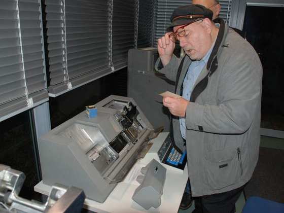 Ein Besucher,  Büromaschinenmechaniker im (Un-)Ruhezustand, der in den 1970ern die IBM Lochkartenstanzer selbst repariert hat, prüft das Museumsstück mal genauer...