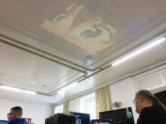 2025-11-035 - HomeCon 86 - Ritti projiziert an die Decke