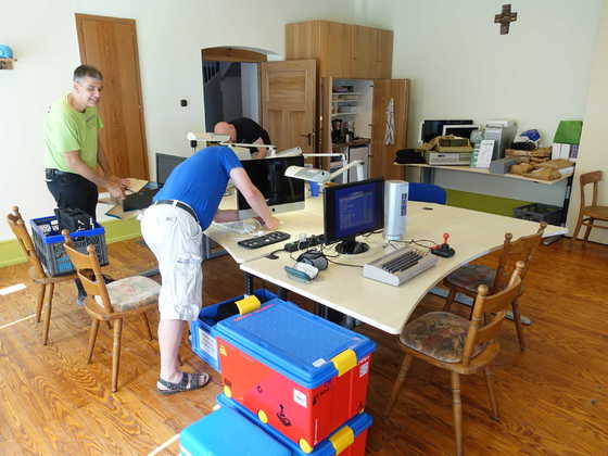 2026-07-003 - HainCon 13 - Matthias, Joachim, Guido beim Aufbau