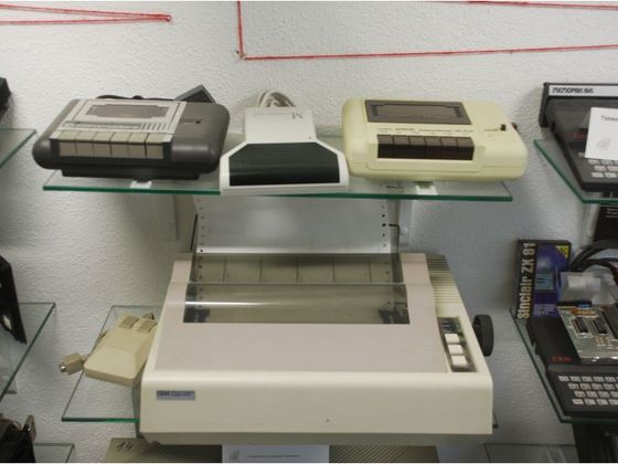 Diverse Peripherie, 2 Datasetten, ein Handscanner und ein IBM Nadeldrucker