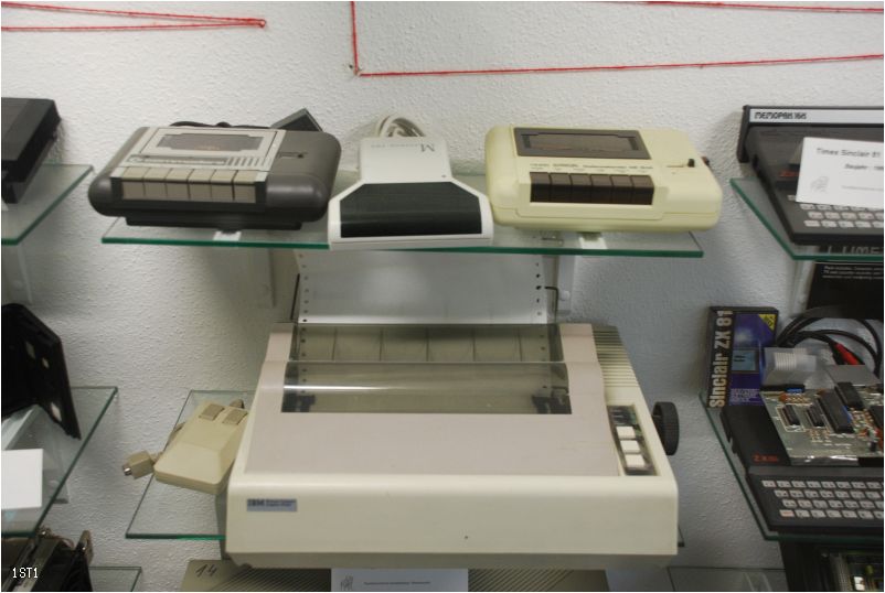 Diverse Peripherie, 2 Datasetten, ein Handscanner und ein IBM Nadeldrucker