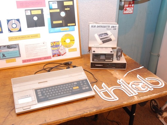 Classic Computing - Ein Rechner von .. . Thomson. Der Besitzer hat mit Diskettenlaufwerken rumgebastelt
