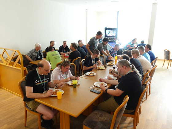 2025-08-073 - HomeCon 85, Retrolution 2025 - Hot-Dog-Abendessen