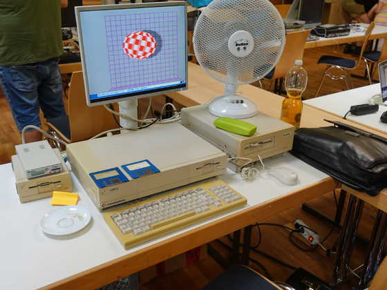 2025-08-015 - HomeCon 85, Retrolution 2025 - Amiga 1000 mit Boing-Demo und Sidecar