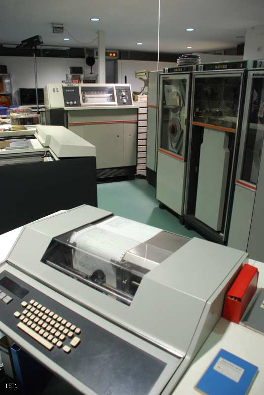 Univac 9400 vo n 1969, mit Bandlaufwerken, Plattenlaufwerken, Schnelldrucker, Konsole, Prozessor, Plattencontroller, ... jeweils ein "Möbelstück"