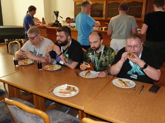 2025-08-072 - HomeCon 85, Retrolution 2025 - Hot-Dog-Abendessen, Ritti-Reihe