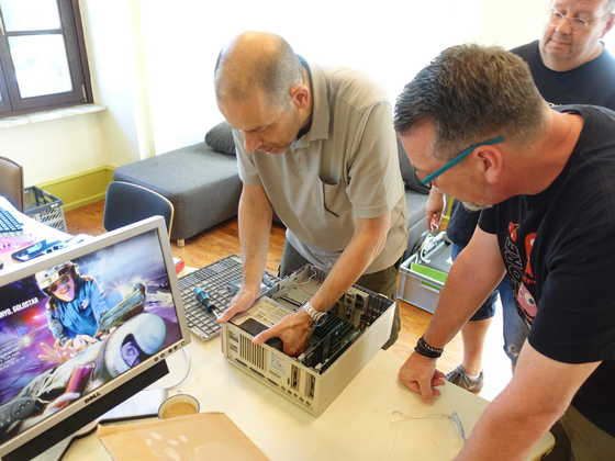 2026-07-012 - HainCon 13 - Florian, Lutz, Max untersuchen Macintosh IIci