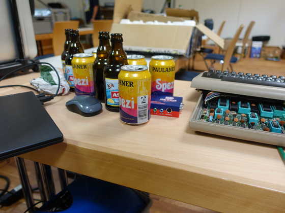 2025-08-096 - HomeCon 85, Retrolution 2025 - Flaschen und Dosen vom Vorabend