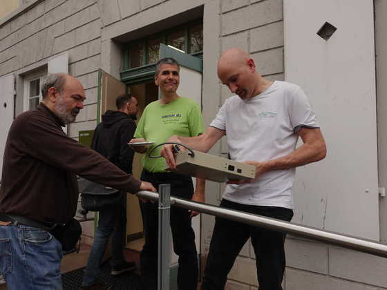 2025-11-030 - HomeCon 86 - Tecmumas, Guido mit abgerauchter Festplatte (Netzteil)