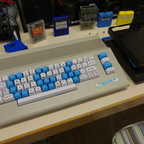 2025-03-048 - HomeCon 83 - C64 C mit blau-weissen Tasten