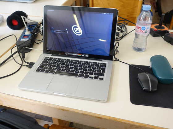2026-05-129 - HomeCon 89 - Macbook mit VIC-20-Plakette