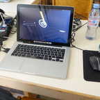 2026-05-129 - HomeCon 89 - Macbook mit VIC-20-Plakette