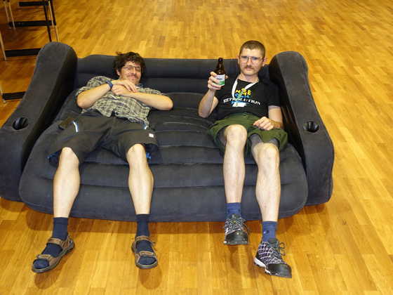 2025-08-076 - HomeCon 85, Retrolution 2025 - Mazz und Maurice auf der Luftcouch