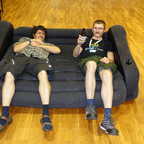 2025-08-076 - HomeCon 85, Retrolution 2025 - Mazz und Maurice auf der Luftcouch