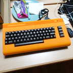 2025-08-100 - HomeCon 85, Retrolution 2025 - Oranger C64 von Ronny