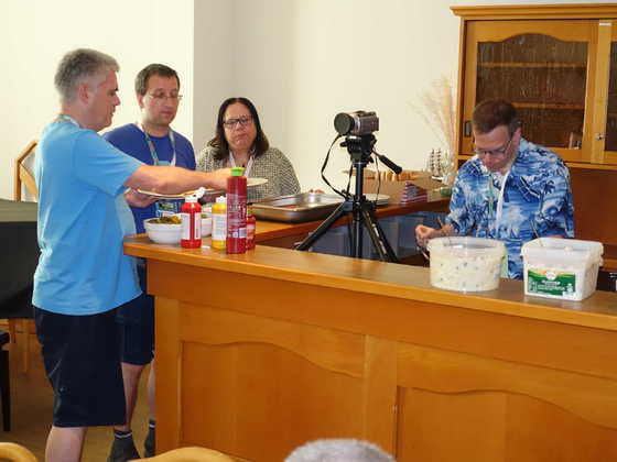 2025-08-071 - HomeCon 85, Retrolution 2025 - Hot-Dog-Abendessen, daddlerTL, Daimainsion, Tomacco