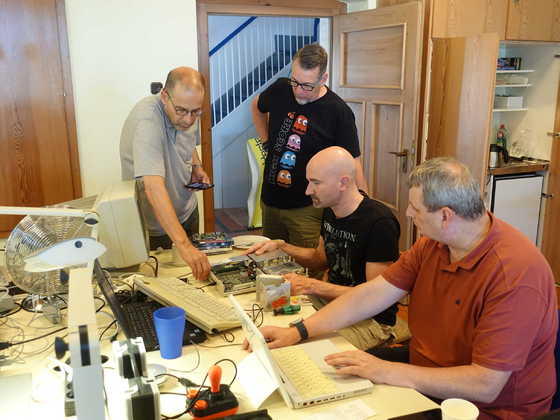 2026-07-021 - HainCon 13 - Florian, Lutz, Guido raetseln über Macintosh LC II