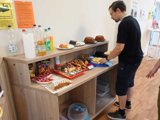 2025-08-033 - HomeCon 85, Retrolution 2025 - Kuchen-, Knabberkram- und Getraenketheke
