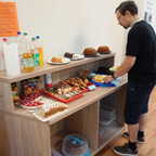 2025-08-033 - HomeCon 85, Retrolution 2025 - Kuchen-, Knabberkram- und Getraenketheke