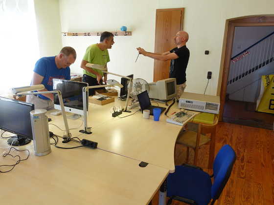 2026-07-004 - HainCon 13 - Joachim, Matthias, Guido zeigt etwas