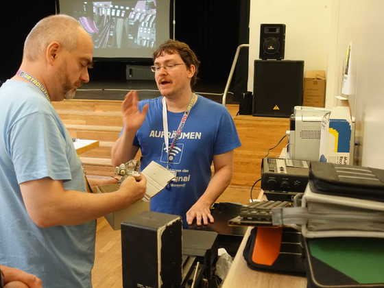 2026-09-084 - HomeCon 90, Retrolution 2026 - Stefan, Simon vor Verschenkeecke