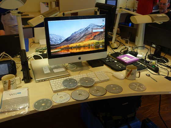 2026-07-019 - HainCon 13 - Aufbau von Joachim mit CDs