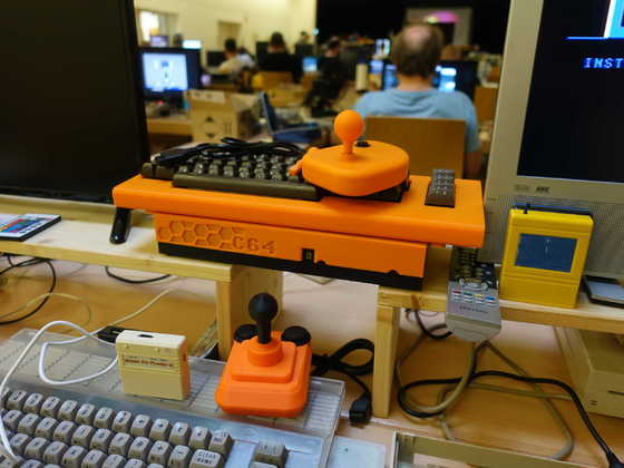 2026-09-108 - HomeCon 90, Retrolution 2026 - Orange C64-Komponenten