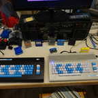 2025-03-072 - HomeCon 83 - Zwei C64 mit blau-weissen Tasten