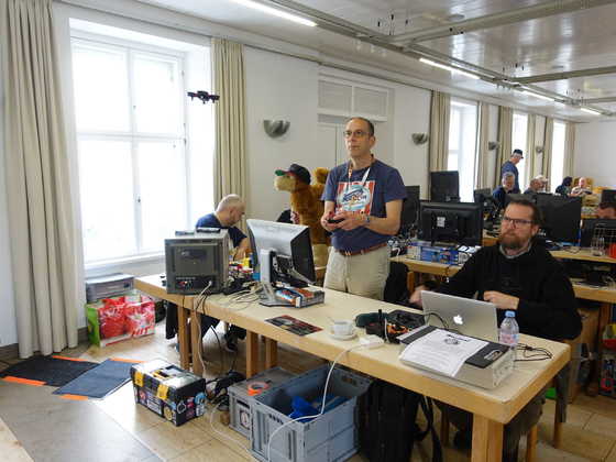 2026-05-150 - HomeCon 89 - Florian fliegt Mini-Drohne