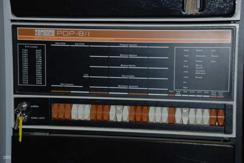 Sieht aus wie auf der NCC-1801 Enterprise: Konsole der PDP 8/I