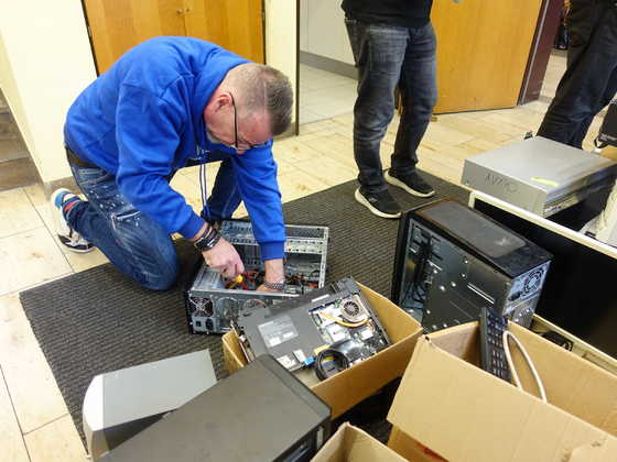 2025-11-048 - HomeCon 86 - Verschenkeecke wird ausgeschlachtet