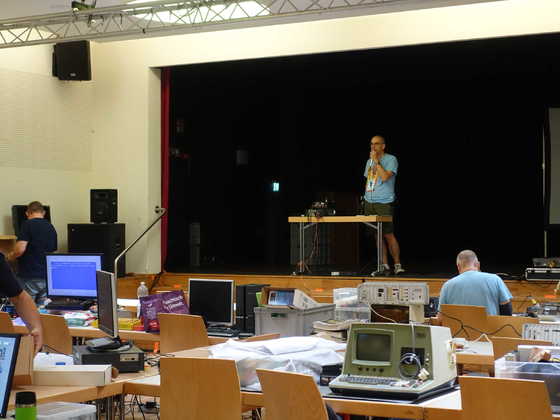 2026-09-043 - HomeCon 90, Retrolution 2026 - Florian begruesst Teilnehmer