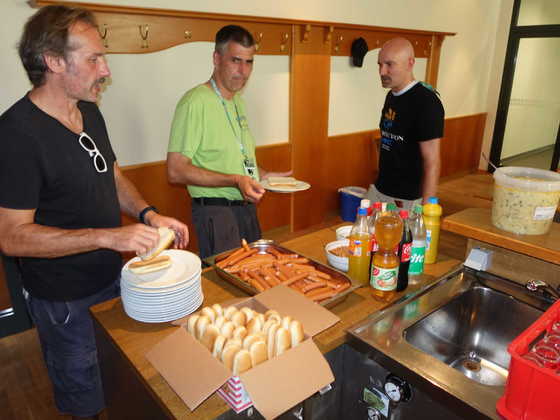 2025-08-068 - HomeCon 85, Retrolution 2025 - Hot-Dog-Abendessen