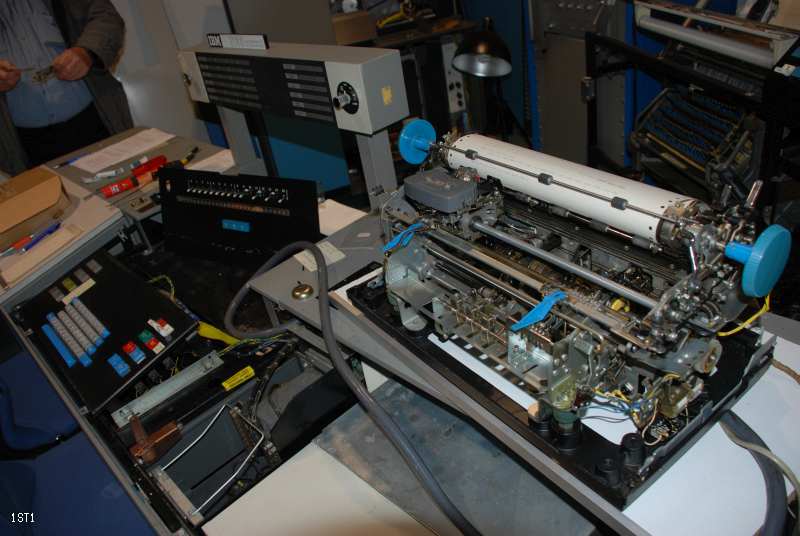 IBM 1130 Konsole mit Kugelkopfdrucker (Druckerwek einer IBM Selektrix-Schreibmaschine)