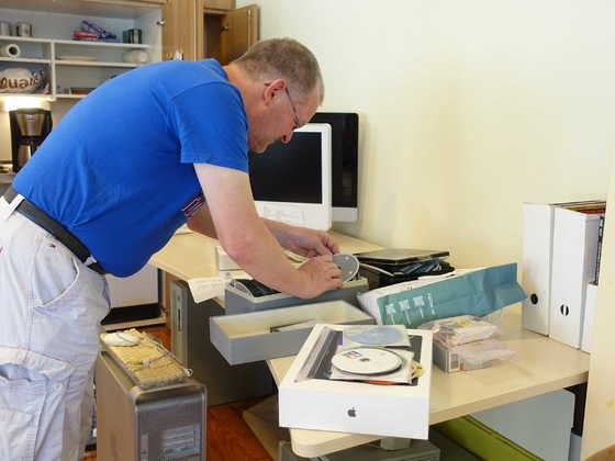 2026-07-013 - HainCon 13 - Joachim durchsucht CDs
