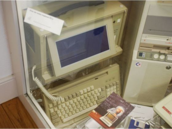 Ein "Portabler". Daneben irgendwas mit verkehrtrum eingesetzter Floppy und C= Logo