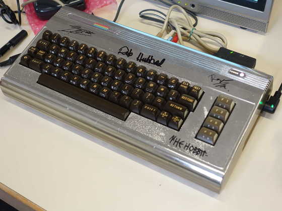 2026-01-026 - HomeCon 87 - Signierter C64 (u. a. Jeroen Tel, Rob Hubbard)
