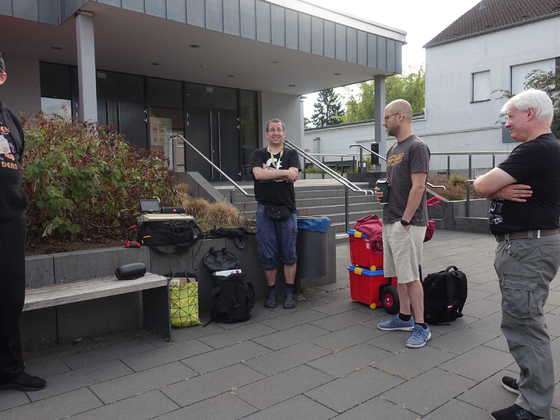 2026-09-034 - HomeCon 90, Retrolution 2026 - Warten auf Einlass