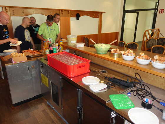2025-08-069 - HomeCon 85, Retrolution 2025 - Hot-Dog-Abendessen